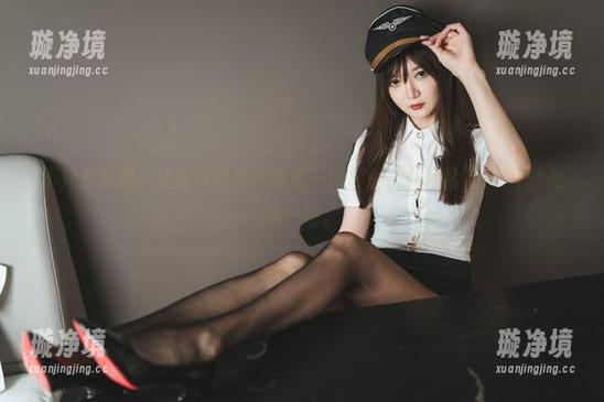 不只是制服，这定制图集更像是一场形式上的小冒险，51酱别具一格。