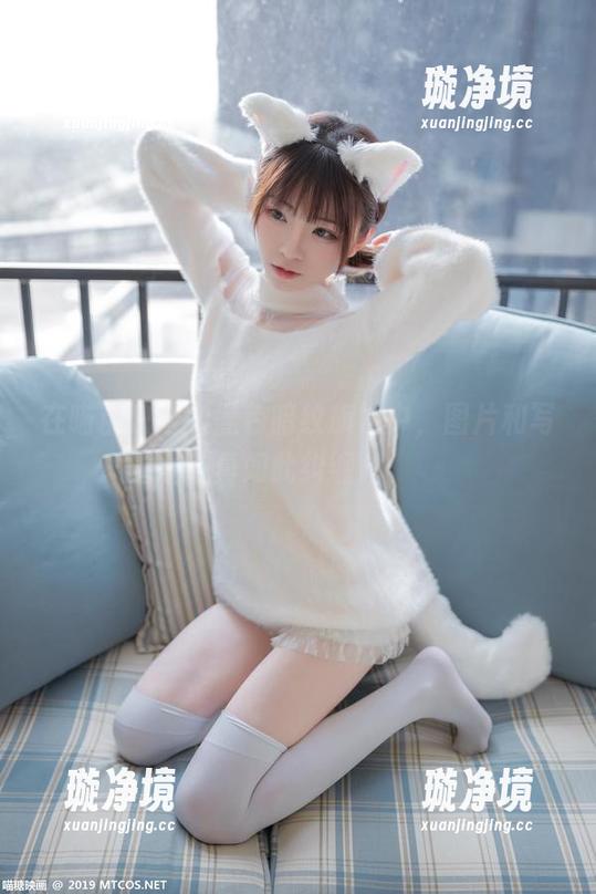 在喵糖映画的黑色暗纹旗袍中，图片和写真如此纠缠。