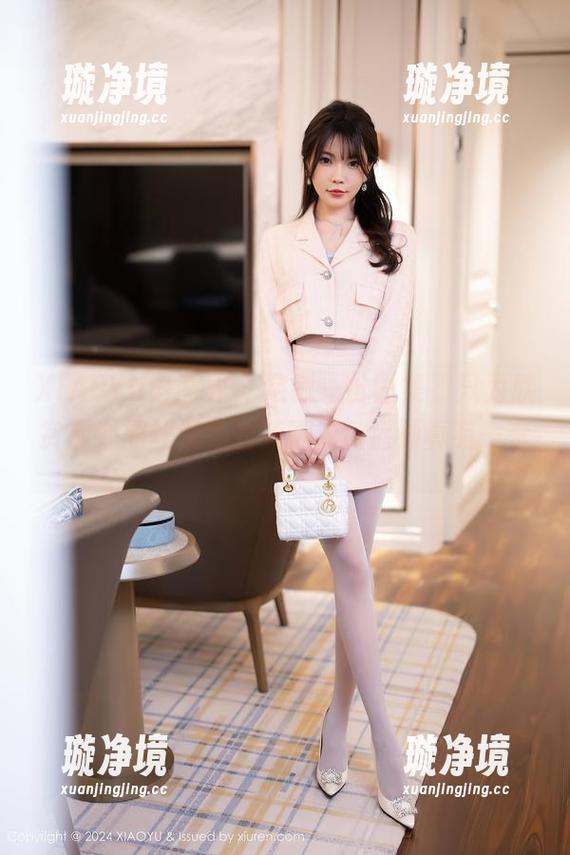 XIAOYU语画界 - 定制一份图集，只为欣赏那个黑丝包裹的美腿，何嘉颖真有一套。