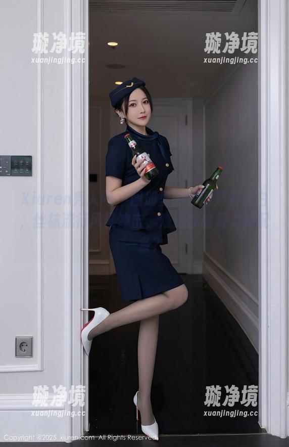 Xiuren秀人网 - 图册里的伊丽莎有点白，丝袜流行风暴冲击，难道我该努力搭配一条？