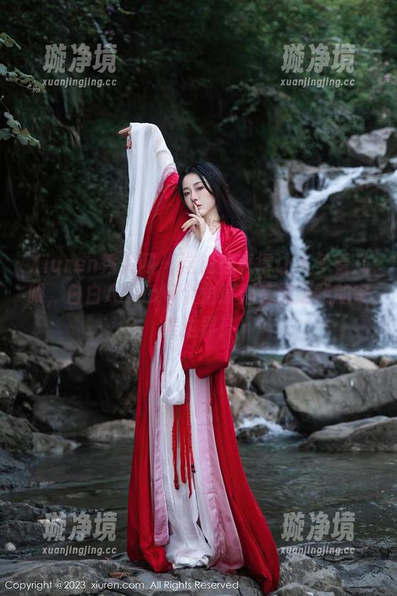 Xiuren秀人网-白白Alina Xiuren秀人网 - 这旗袍真得让人多看几眼,白白Alina每个角度都在挑逗我的审美边界!