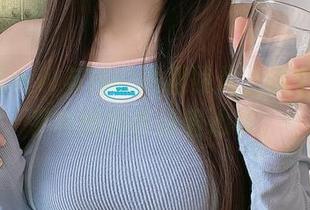 miko酱ww与她的短裙照片，像个谜，似乎在悄悄诉说着心事。