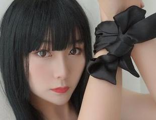 三刀刀miido这波在线写真，白丝的光泽感让我完全失去理智，哈哈。