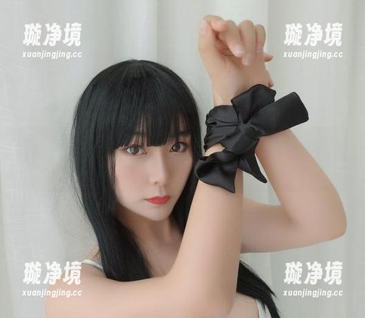 三刀刀miido这波在线写真，白丝的光泽感让我完全失去理智，哈哈。