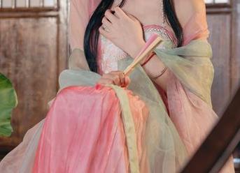 写真集来了！“咬人小小兔”的梦轻羽，带你走入迷人的小宇宙。