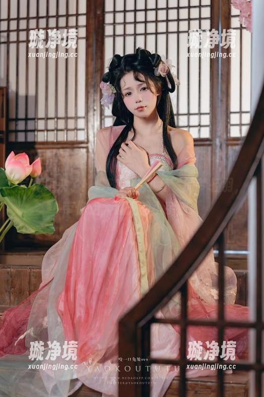写真集来了！“咬人小小兔”的梦轻羽，带你走入迷人的小宇宙。