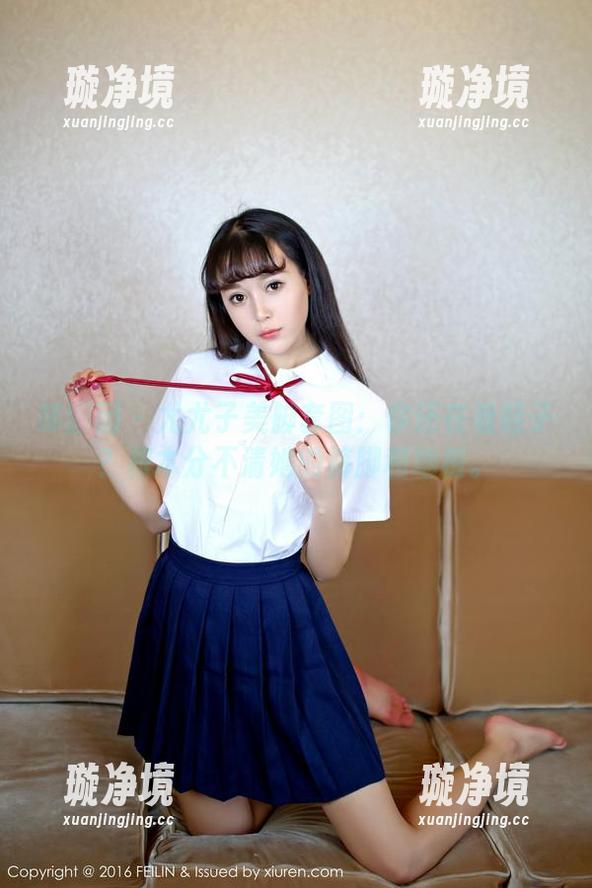嗲囡囡 - 尤尤子美脚套图：你还在看鞋子？根本分不清她的裤脚和地板。