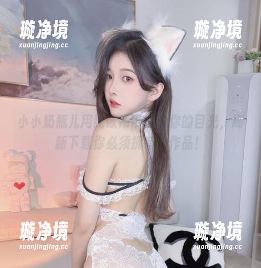 小小奶瓶儿用纯欲吊带撩动你的目光，刷新下载你必须拥有的作品！