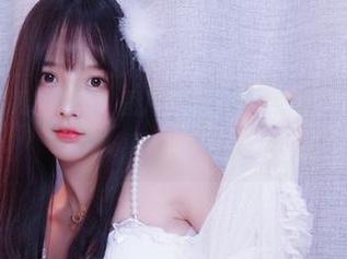 瞧瞧小小奶瓶儿的写真，图片里有些神秘的“剧情”，满满的不科学！