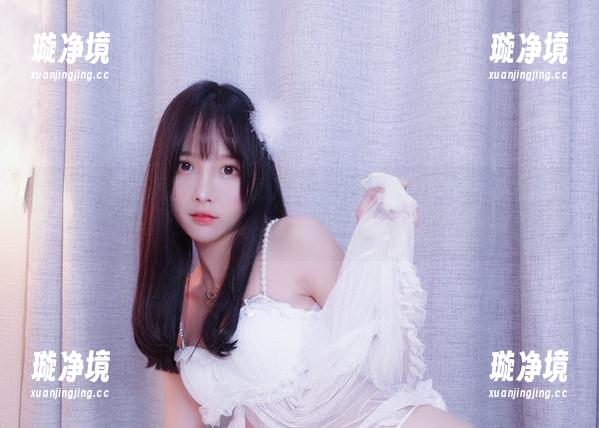 瞧瞧小小奶瓶儿的写真，图片里有些神秘的“剧情”，满满的不科学！