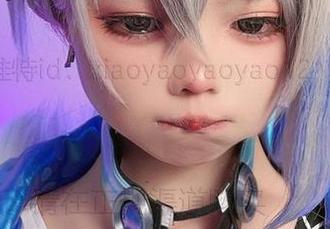 看，私拍小瑶幺幺穿着她的睡衣随意地翻着书