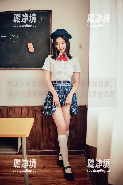 着迷于年年Nnian这组粉色内衣的自摄，图片中透着随性与优雅，让人想多看几眼。