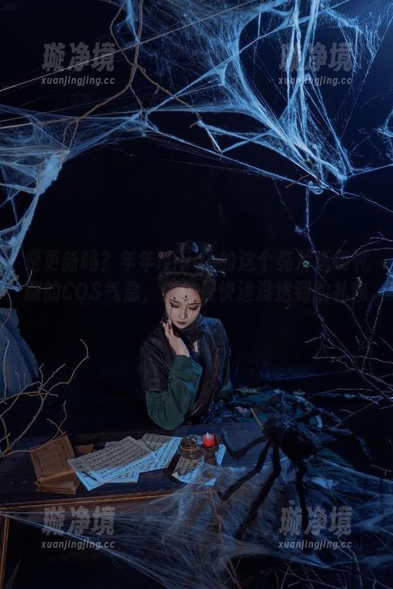 是更新吗？年年Nnian的这个亮片透明礼服的COS气息，倒像是快递没送到的礼物一样。