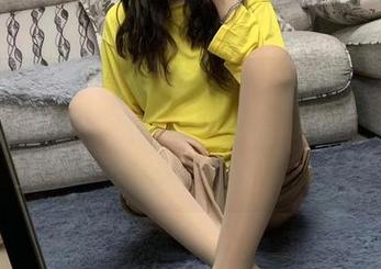 微密圈 – 漂亮的提袜少女仰躺在皮衣里，想象一下，真是害羞又好奇，无圣光，图集好像更精彩。