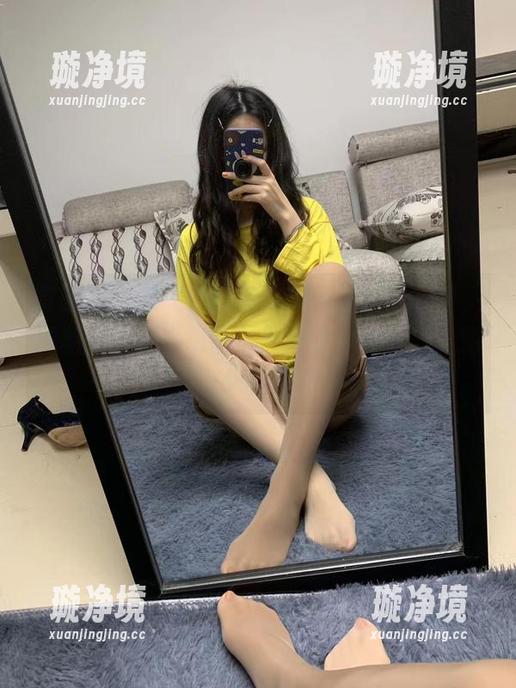 微密圈 - 漂亮的提袜少女仰躺在皮衣里，想象一下，真是害羞又好奇，无圣光，图集好像更精彩。