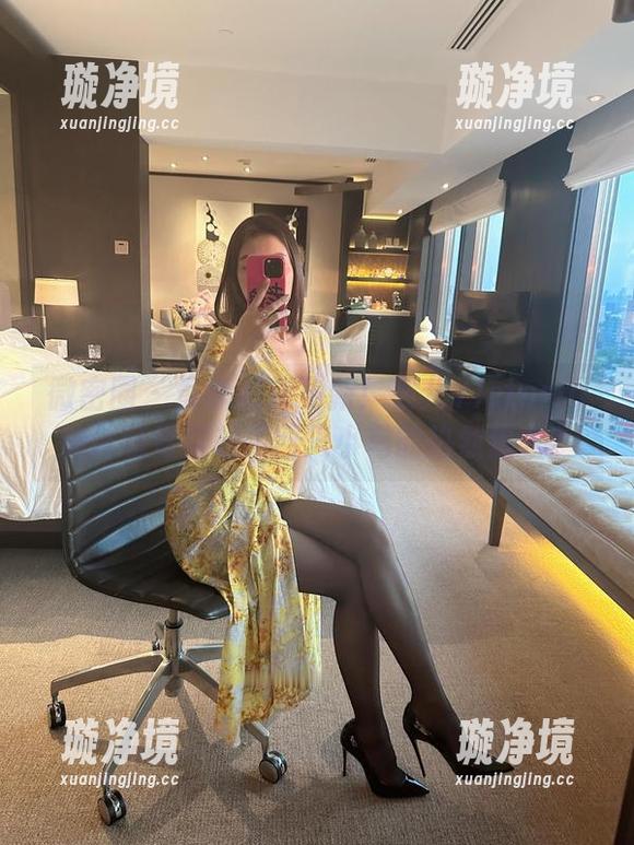 果儿Victoria 微密圈 - 最新图库更新!果儿Victoria连体装竟引起了四只小鸟的热烈追求?