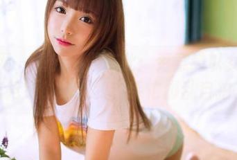 果团网 – 最新图册在此：尹意纯以女王姿态抢镜，结果我在手忙脚乱自拍。