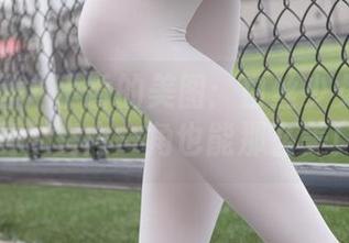 森萝财团 – 小香的美图：白丝少女放飞自我，室内一角也能那么美！