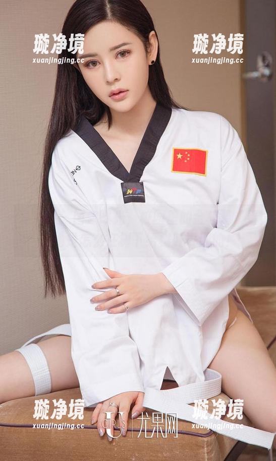爱尤物-金梓馨 爱尤物 - 图包曝光,校园里的金梓馨,看看她是怎么在树下给树叶讲课的!