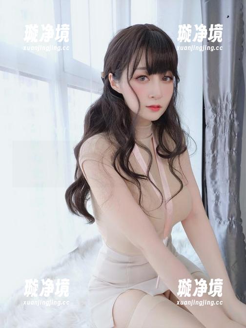 窗外世界再精彩，白银81在家穿着碎花裙的写真