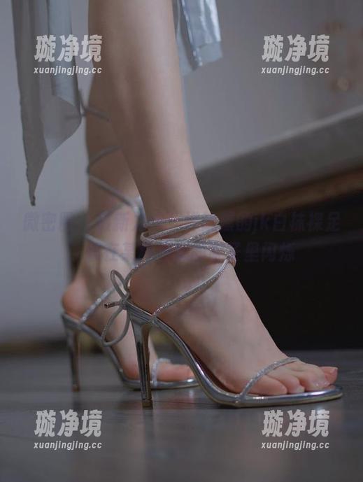 微密圈 - 最新力作：禅院熏的jk白袜裸足，像在某种神秘的院子里闪烁