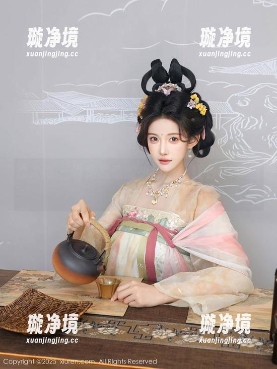 秀人网-小热巴 秀人网 - 说走就走的小热巴,红色OL美图满分!