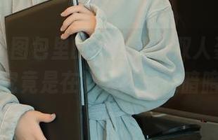 秀人网 – 图包里的小爪几，双人姿态轻松自然，究竟是在聊天还是在暗暗较劲？
