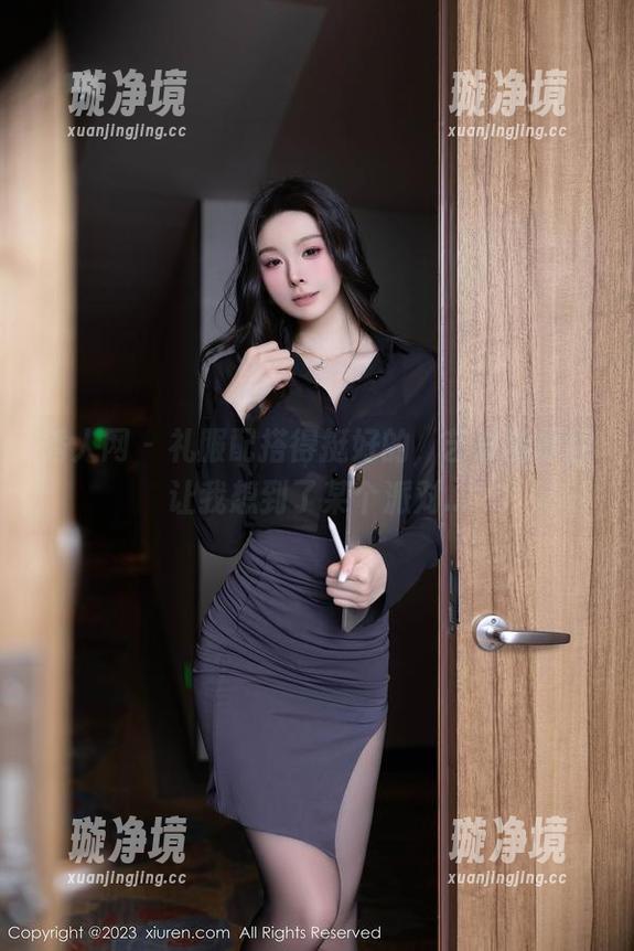 秀人网-艺轩 秀人网 - 礼服配搭得挺好的,艺轩的原图让我想到了某个派对...