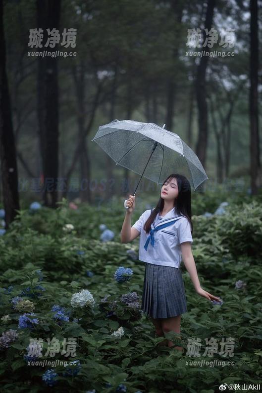 比基尼还是COS？秋山AkI的美图让你看了想二选一！