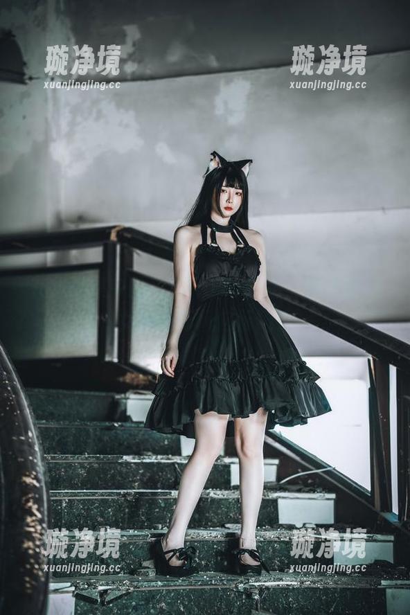 在线图集中的落落Raku修女，难道是修女界的新风向标吗？