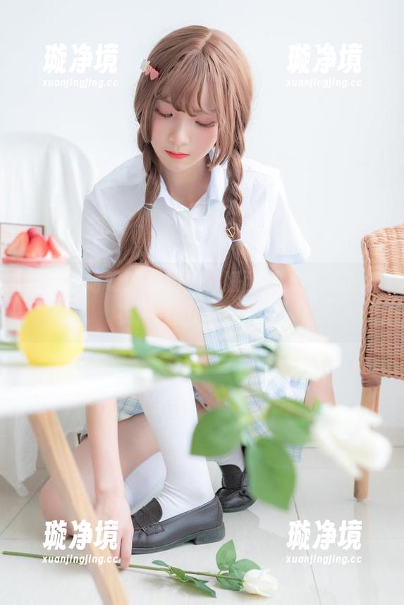 西呱呀呀呀的私拍：制服西瓜，西瓜不穿衣，我的眼食不食？