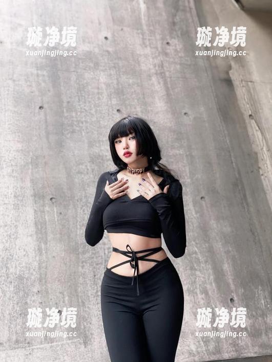 微密圈 - 陈佩奇出招：比基尼作品集，下载前请确认泳池深度！
