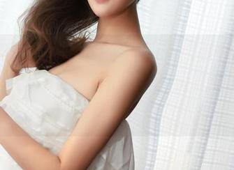 青豆客 – 无圣光下的黄可christine：校服的温柔与叛逆，图片中的叛逆可真让人费解。