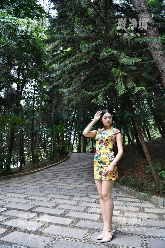魔镜街拍 - 我的OL女神婷婷，穿着包臀灰裙神秘消失，原图里能找到她吗？