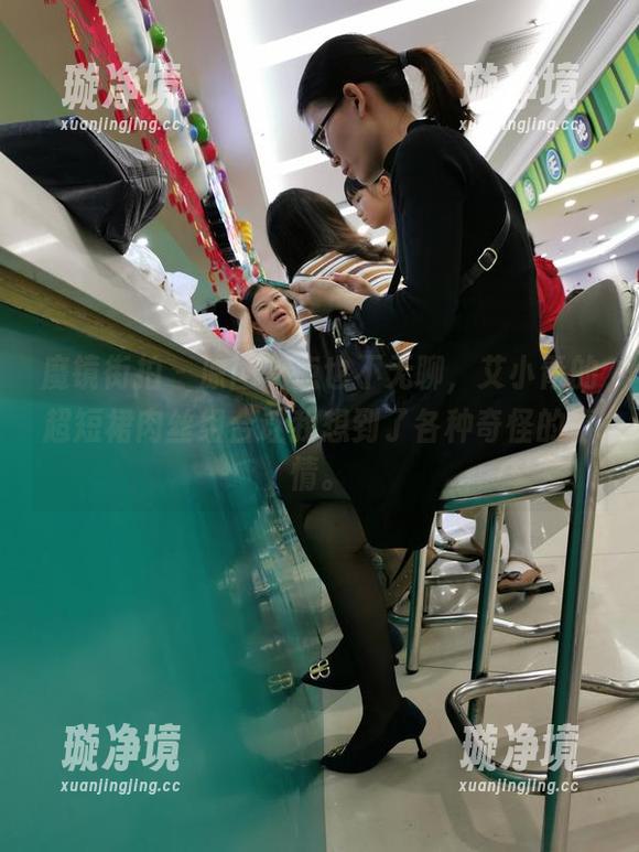 魔镜街拍-艾小青 魔镜街拍 - 原图一点也不无聊,艾小青的超短裙肉丝组合让我想到了各种奇怪的事情。