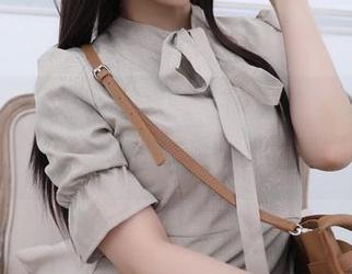 怎么说呢，鹿野希的套装时而鬼马时而乖巧，写真里的原图，看得我一阵迷惘。