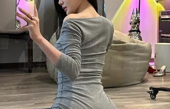 微密圈 – 在黎允熙的甜心图包里翻找，可能会被可爱拍到脸疼！
